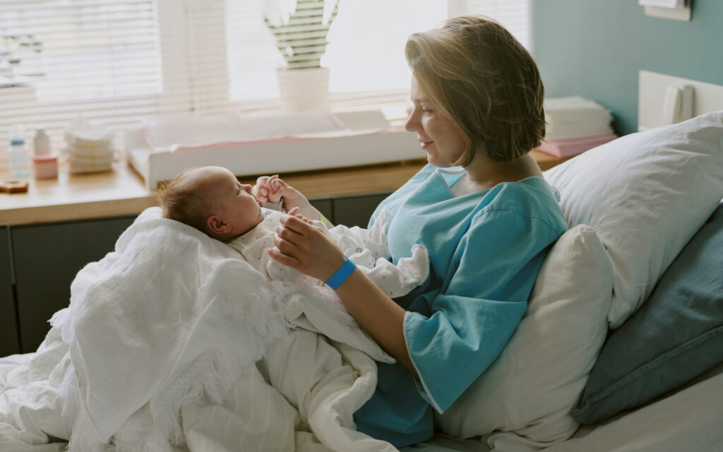 Checklist: Os Documentos essenciais para dar entrada no Salário-Maternidade sem erro.