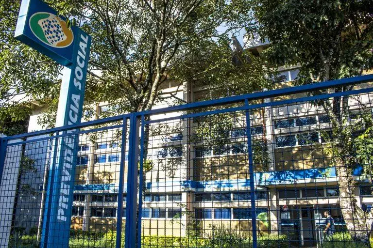 Nova lei acelera análise de benefícios no INSS com bônus a servidores